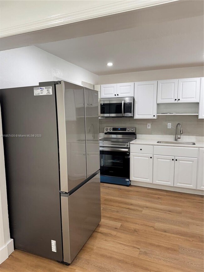 Photo - 1611 NE 32nd Pl