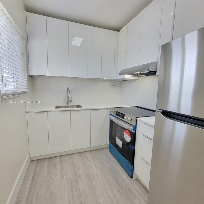 Building Photo - 2140 Biarritz Dr Unit 4