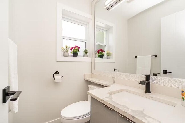 Photo - 11553-11583 83 Ave