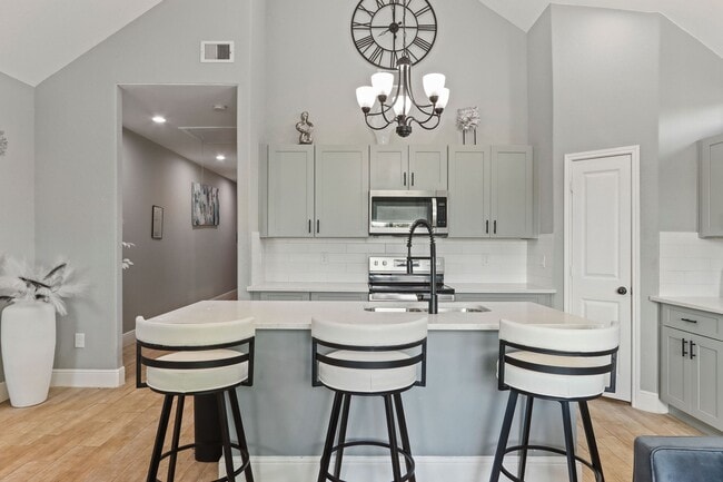 Photo - 5607 Bacher St