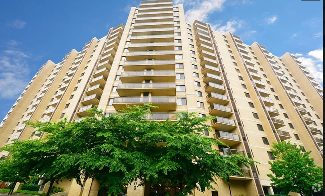 Building Photo - 309 Yoakum Pkwy Unit 410 Rental