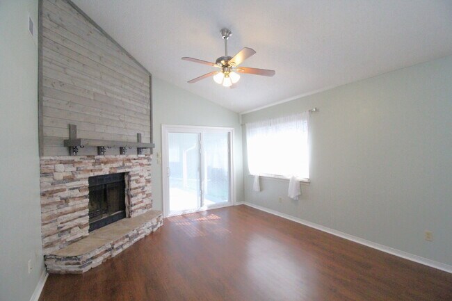 Photo - NE Pensacola 2BR/2BA with Ensuite, Dining ...