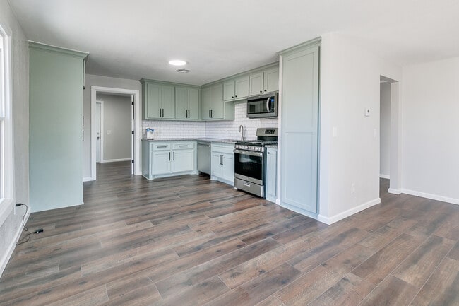 Photo - 1445 NE 10th St