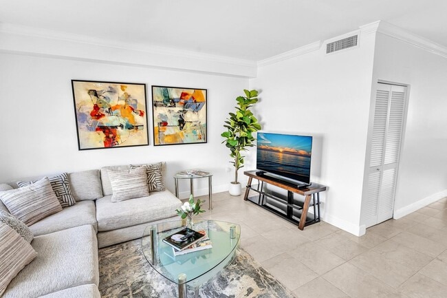 Photo - Fully Furnished Townhome in East Hollywood – Utilities included!