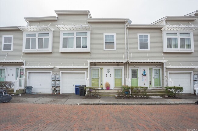Photo - 76-05 Aquatic Dr Townhome