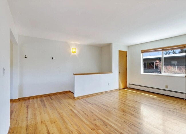 Building Photo - Amazing West Hills Condo! W/S/G + Heat inc...