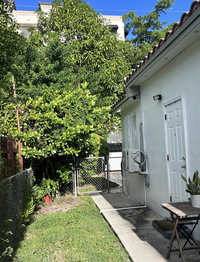 Photo - Efficiency/Studio for Rent – Available Imm... Unidad Apt A