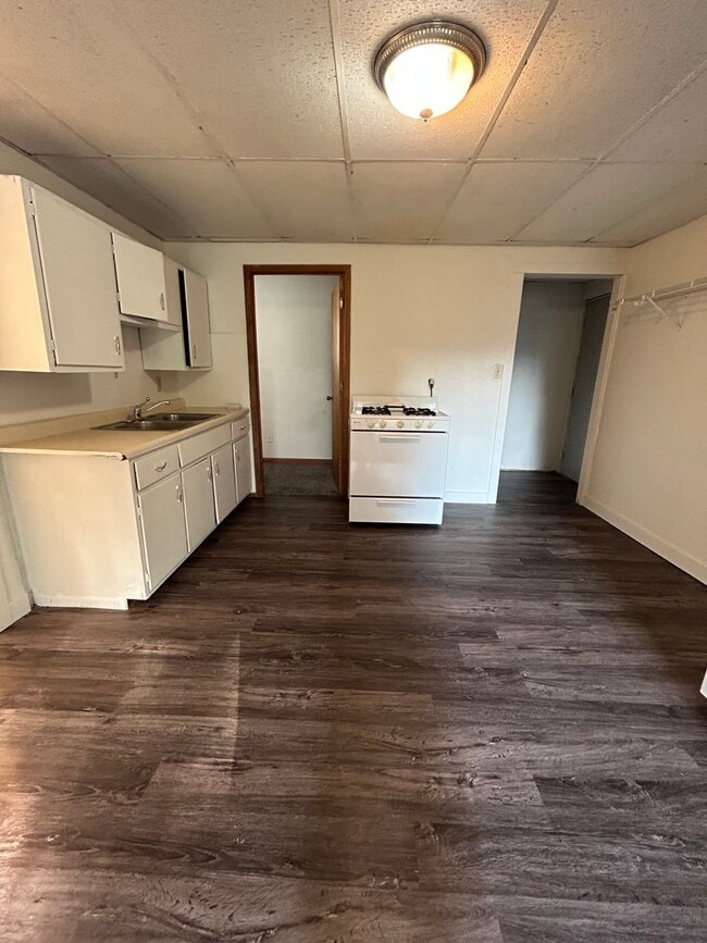 Building Photo - Two Bedroom Apartment Near Campus Unit 3