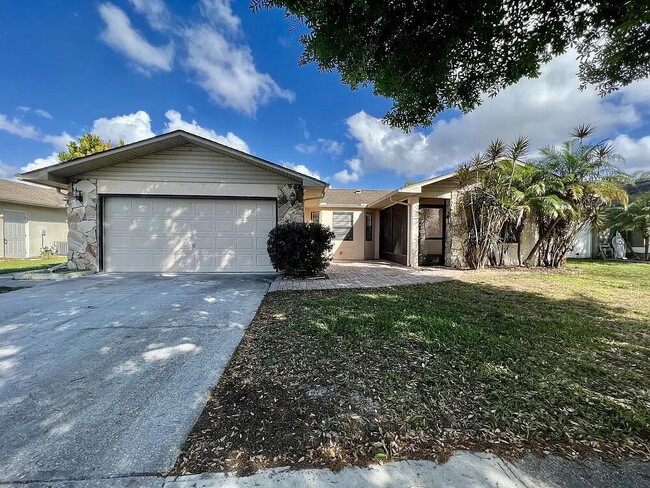 Charming 2-Bedroom, 2-Bathroom POOL home - Charming 2-Bedroom, 2-Bathroom POOL home