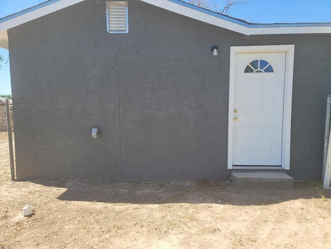 Building Photo - 500 E Country Club Rd Unit B