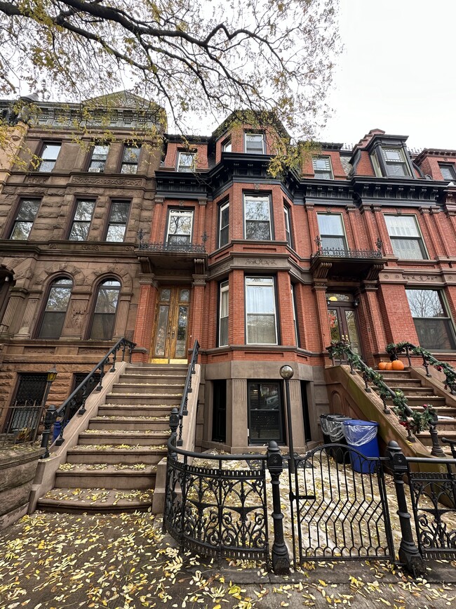 Beautiful renovated Facade - 292 Jefferson Ave Apartments Unit Top Floor