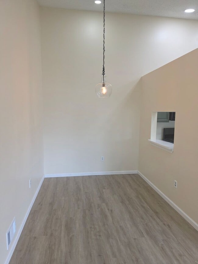 12 Amberly Ct
