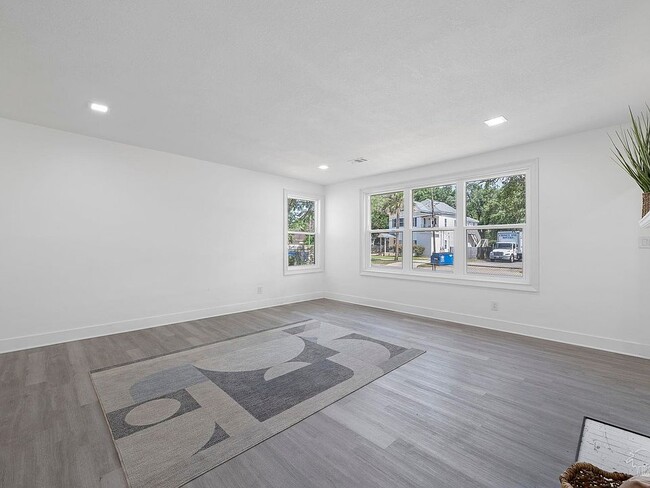 Photo - 908 E Lee St