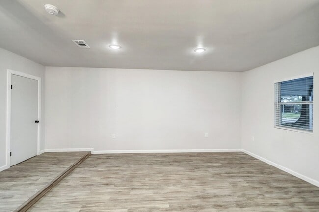 Photo - 8618 Flossie Mae St