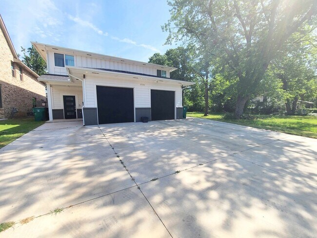Modern 3 Bed Duplex in the Heart of The Pl... - Modern 3 Bed Duplex in the Heart of The Pl... House