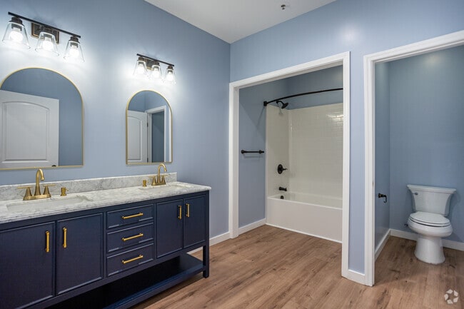 2BR, 1.5BA - 1,056SF - Bathroom