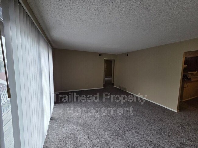 Photo - 5717 Outlook St