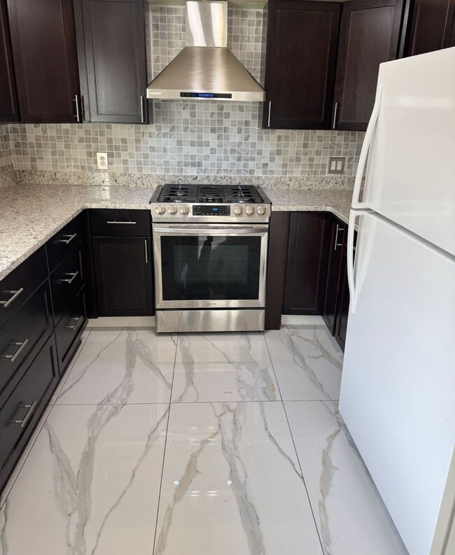 Building Photo - 6483 Colonial St