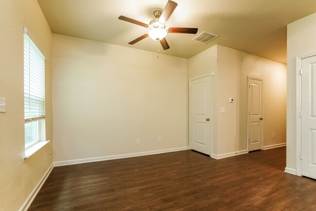 Photo - 1010 Highwood Ln