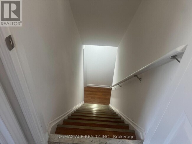 Photo - 7 Glacier Crescent