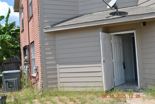 Building Photo - 12700 Leader St Unit C Rental