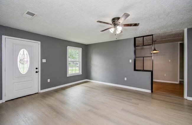 Photo - 5839 Southurst St