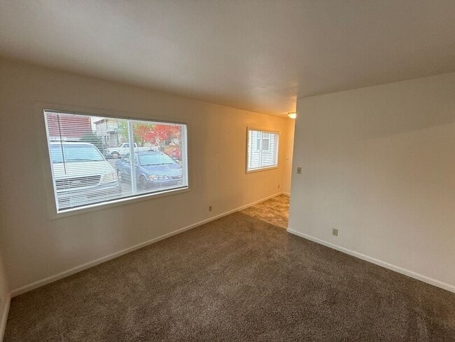 Photo - 1145 Saginaw St S