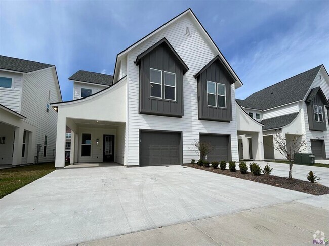 Building Photo - 2 Bedroom Townhome near LSU available July...