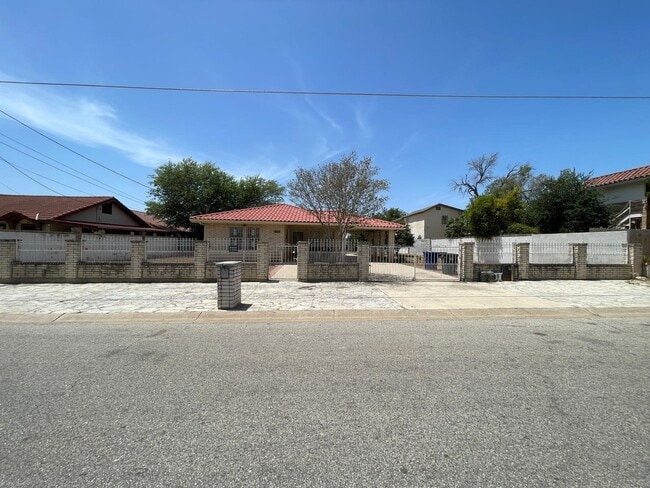 Building Photo - 2015 Rosario St Rental