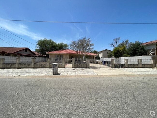 Building Photo - 2015 Rosario St Rental