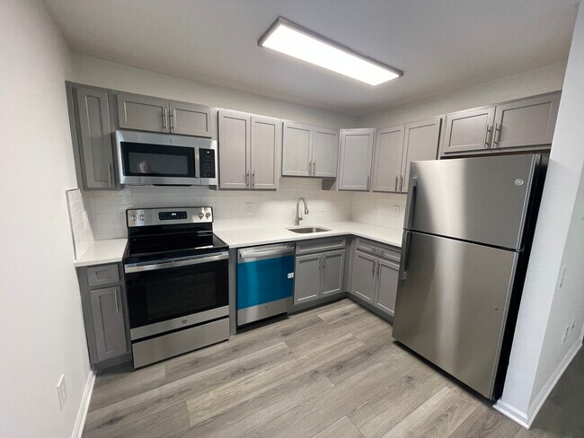 Cocina moderna renovada - Riverside Apartments