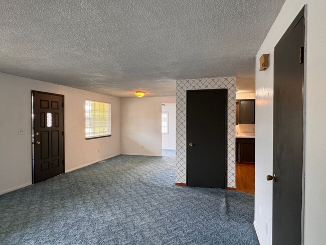 Building Photo - Large 3 br 1 ba charming home