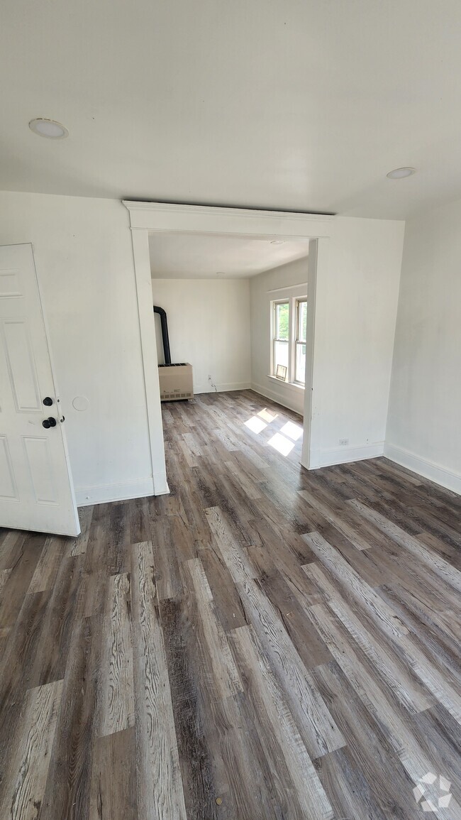 Building Photo - 121 Maple Ave Rental