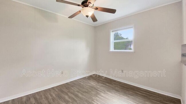 Photo - 205 Redmond Dr