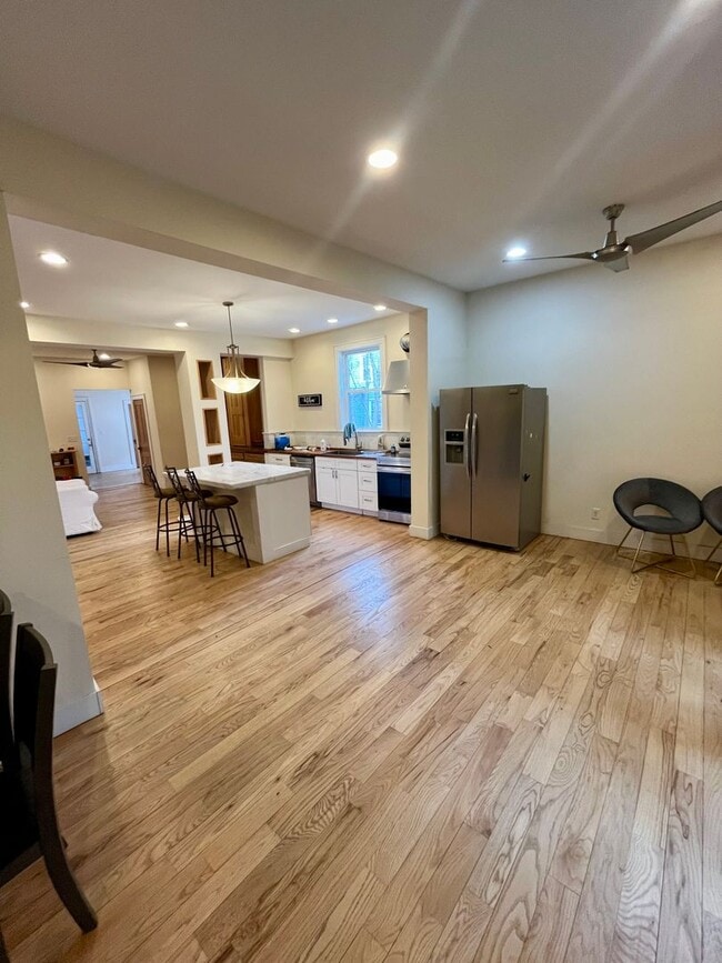 Building Photo - 104 Walnut St Unit 1