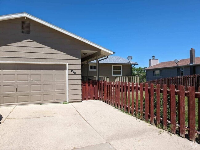 Building Photo - 226 Fort Laramie St Rental