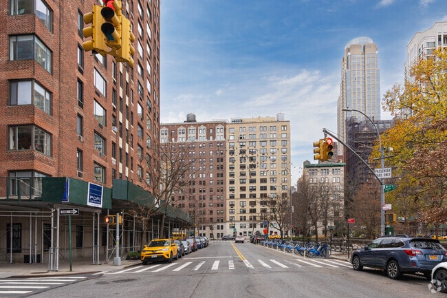 Photo - 330 W 72nd St