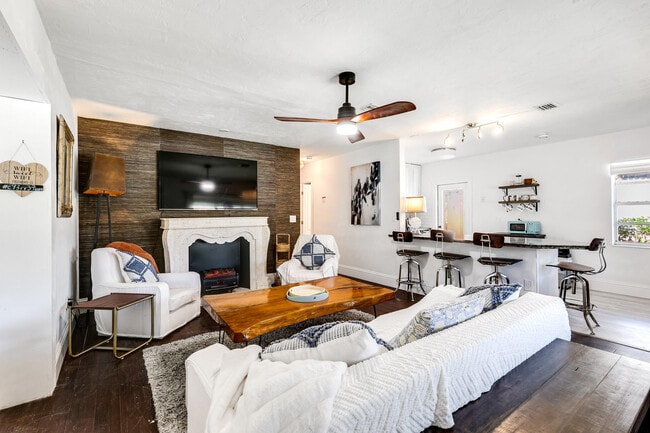 Building Photo - 609 S Arnold Ave