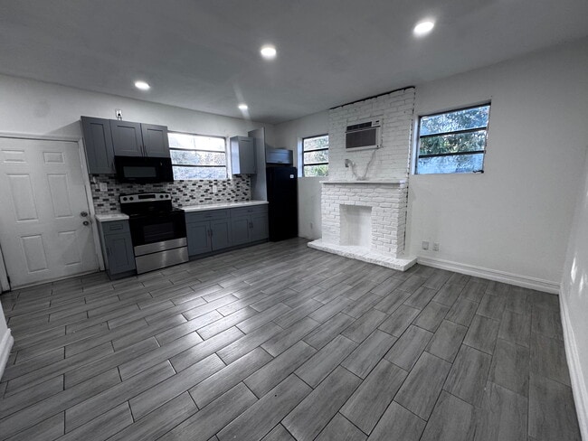 Building Photo - 841 NW 116th Ter Unit # 1