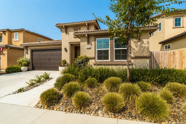 Building Photo - Modern 3BR/2.5BA Leo Wilson home!