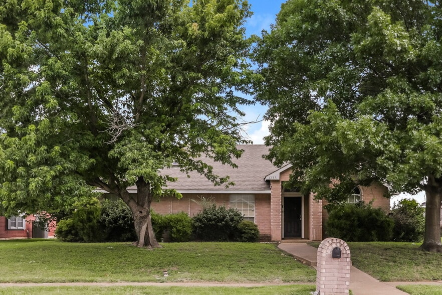 1357 Meadow Creek Dr