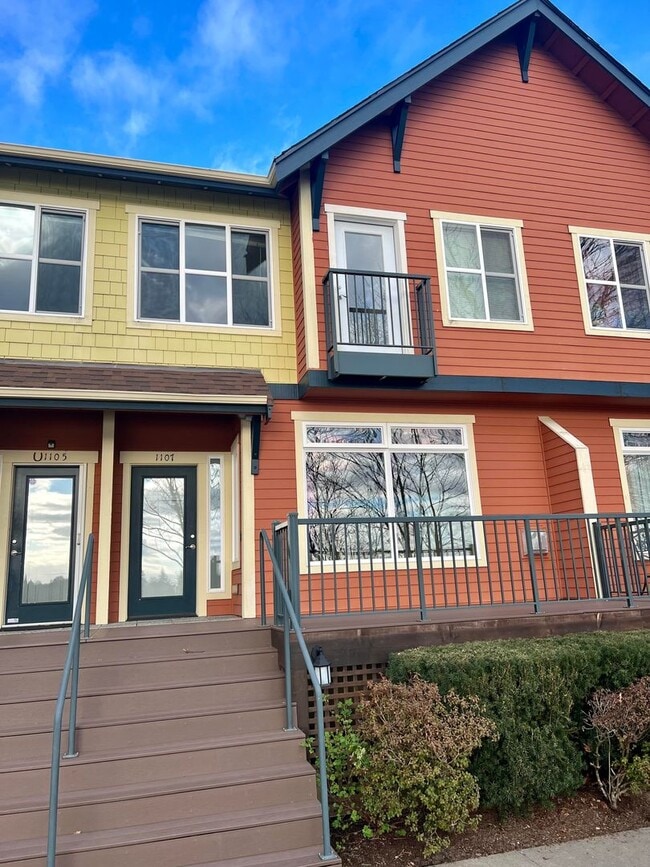 Building Photo - Townhome in Bremerton with beautiful view.