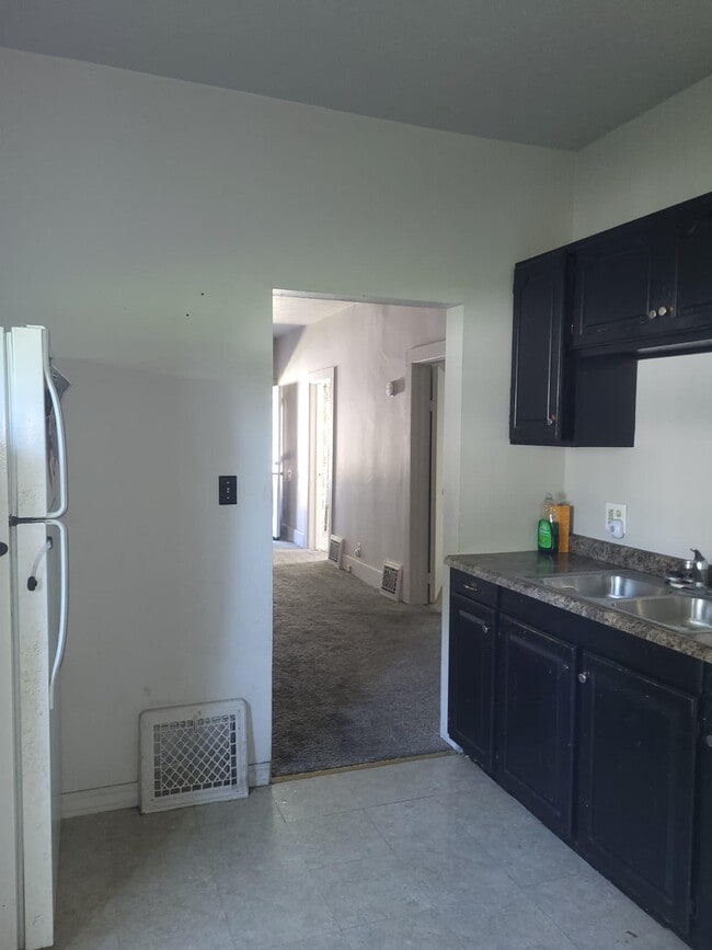 Photo - 737 E 4th St