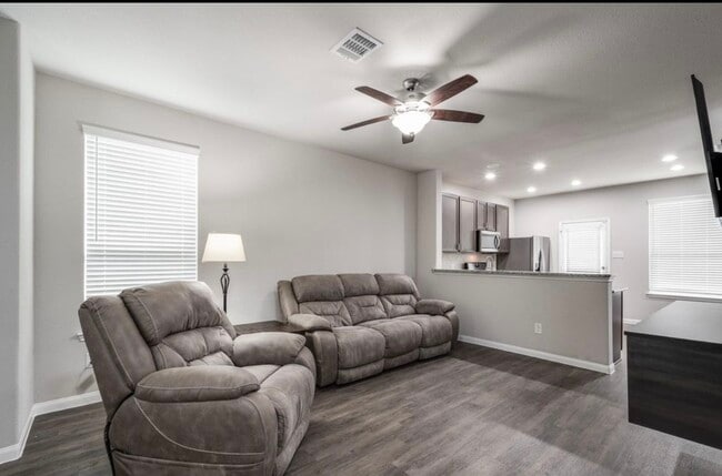 Photo - 17542 Holroyd Rd