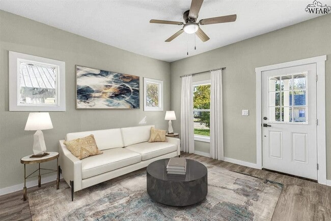 Photo - 2010 Joline St