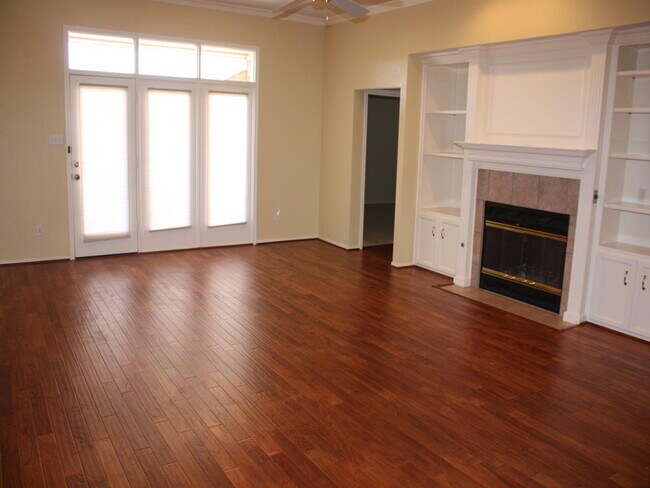 Photo - Spacious Home Located Within The Vicinity Of Nearby Park, Restaurants, Shopping Mall & S. Loop 289!