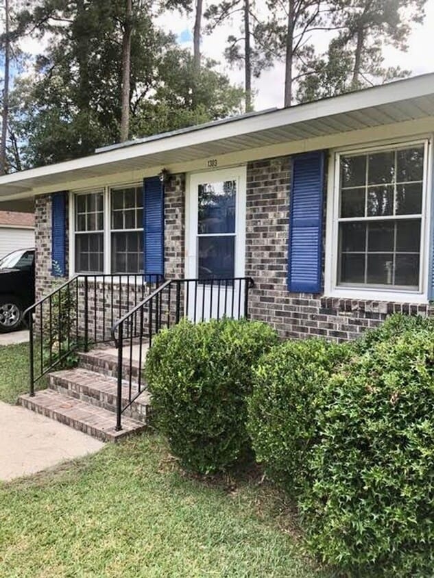 Updated and adorable rancher home in Old C... - Updated and adorable rancher home in Old C...