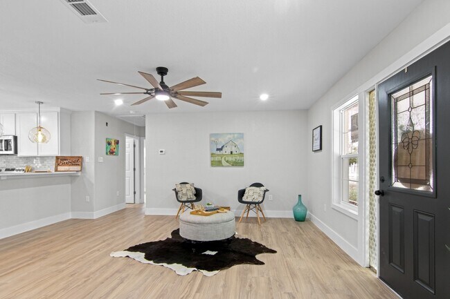 Photo - 15529 Pine St