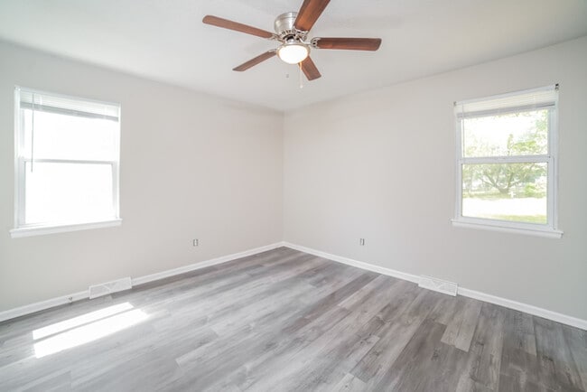 Photo - 317 NE Lakeview Dr