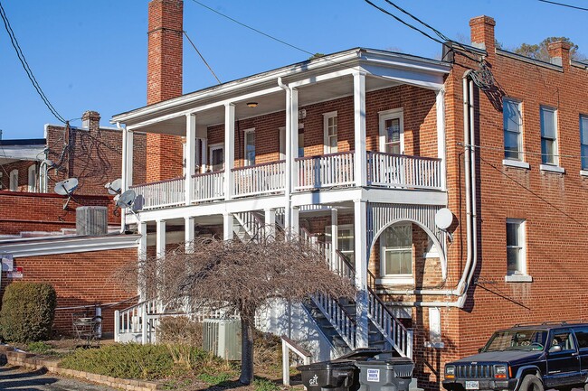 Building Photo - Pet-Friendly Studio Apartment Within Historic Scottsville Building Unit Valley St 300 #1A